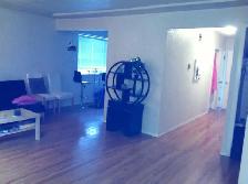 Bright & Spacious 3-Bedroom Main Floor Suite – Mount Pleasant - Photo 3