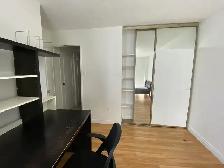 Bright room for rent in Etobicoke - Photo 4