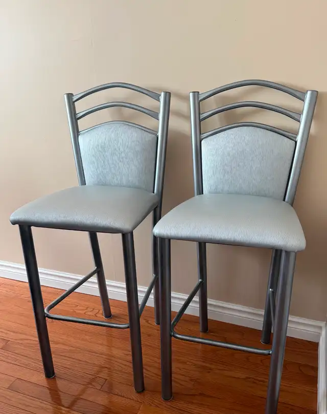 BAR / COUNTER STOOLS. SET OF 2. LIKE NEW $120