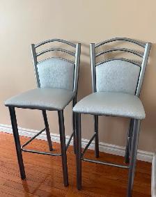 BAR / COUNTER STOOLS. SET OF 2. LIKE NEW $120