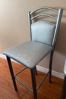 BAR / COUNTER STOOLS. SET OF 2. LIKE NEW $120 - Photo 2