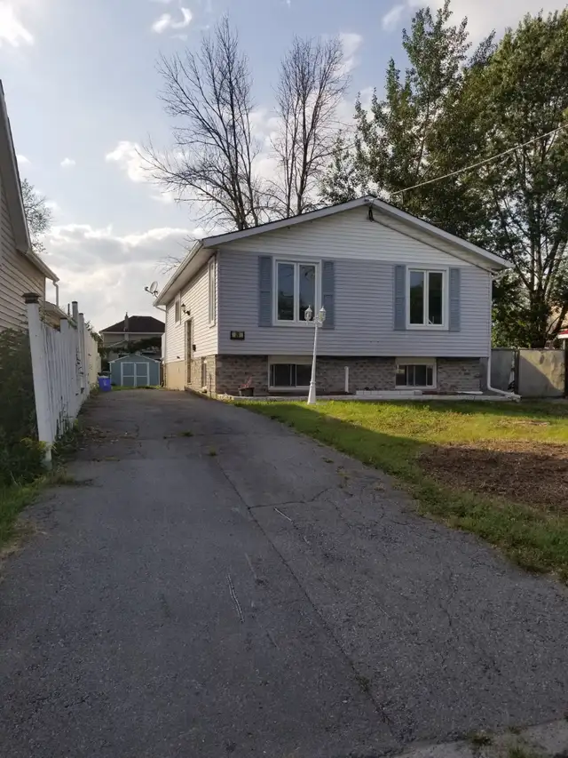 Bright Main-Floor Home Near CFB Trenton with yard