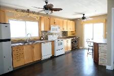 Bright Main-Floor Home Near CFB Trenton with yard - Photo 7