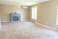 Bright Main-Floor Home Near CFB Trenton with yard - Photo 10