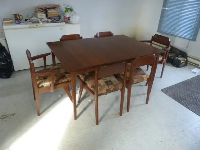 Table à manger et six chaises à vendre