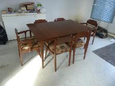 Table à manger et six chaises à vendre