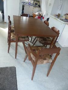 Table à manger et six chaises à vendre - Photo 2