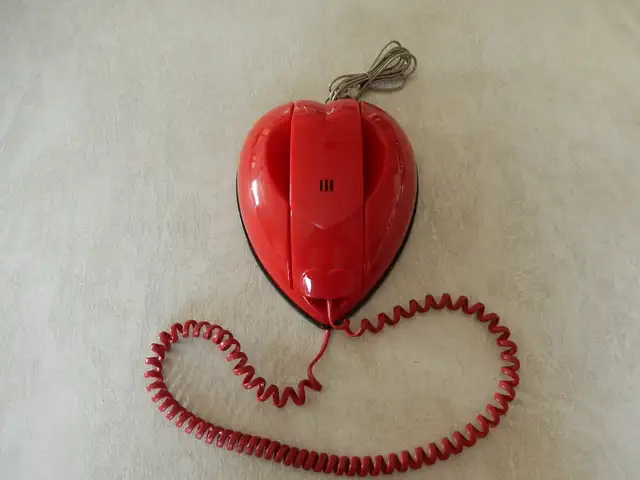 TÉLÉPHONE FIXE VINTAGE ROUGE. BV