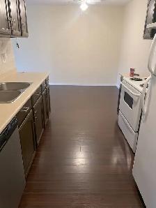 Unfurnished 2 bed, 1 bath top floor unit - Photo 2