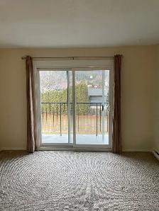 Unfurnished 2 bed, 1 bath top floor unit - Photo 3