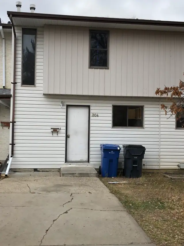 3 bedroom Townhouse - AVAILABLE NOW