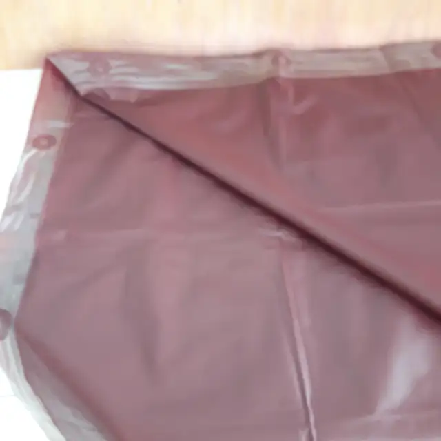 1 RIDEAU NEUF ROUGE 70'HAUTX30'LARGE SES CROCHETS: $10.00