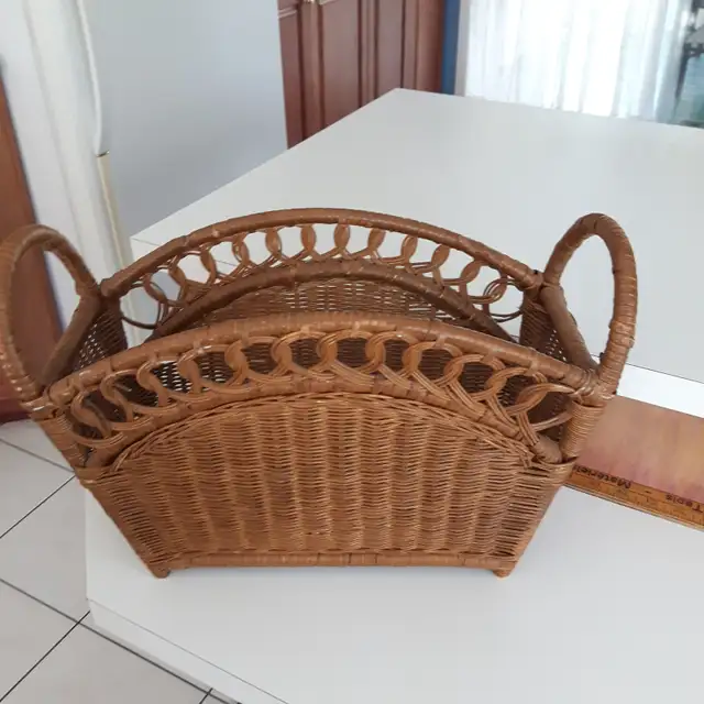 3 BEAUX GRANDS PANIERS NEUFS EN OSIER: $10.00 CHACUN