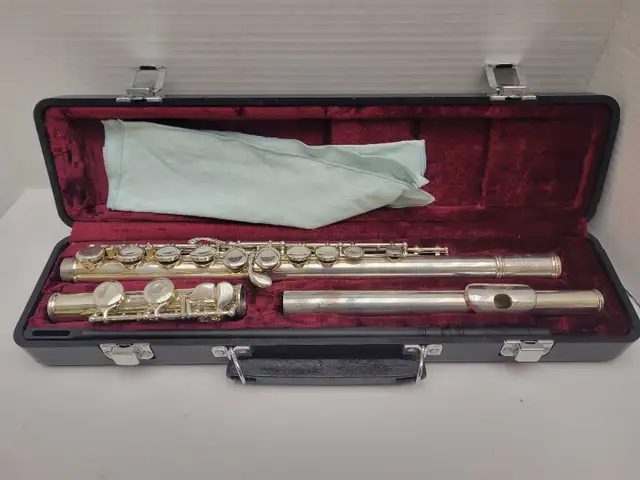 Jupiter JFL-507 flute w/carrying case