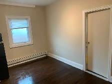 Bachelar/Lge Room with kitchenette and bath@Wilson Subway Stn - Photo 8