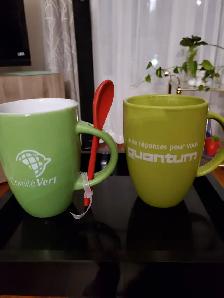 2TASSES NEUVES PORCELAINE VERTE UNE À CUILLÈRE ROUGE $10.00 LES2 - Photo 2