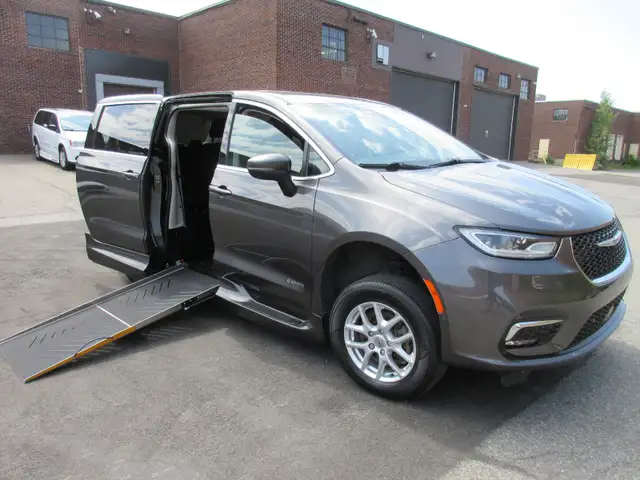 WHEELCHAIR VAN ADAPTE, 2023 CHRYSLER PACIFICA TOURING
