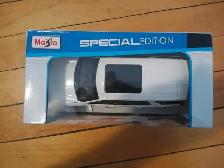 2021 CHEVROLET TAHOE WHITE 1/26 DIECAST MODEL CAR BY MAISTO - Photo 2