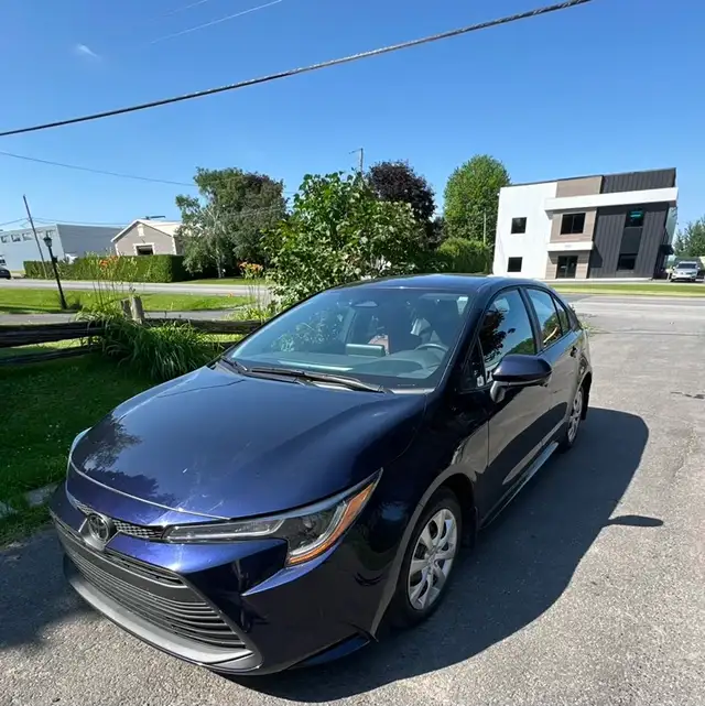 Toyota Corolla LE 2024 — Bleu foncé — 27 411 km — 25 999 $