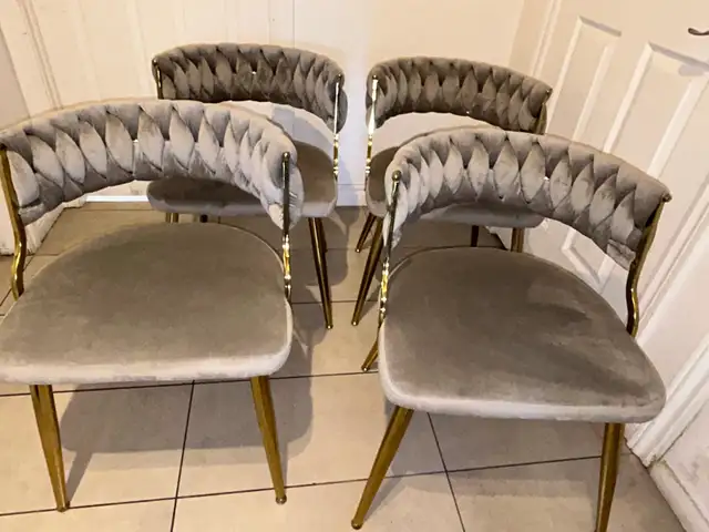 Quatre chaises en excellent état