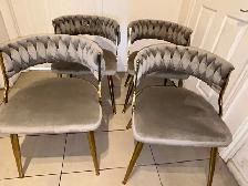 Quatre chaises en excellent état
