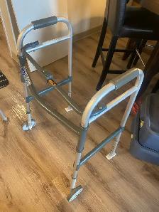 walker and shower chair - Photo 2