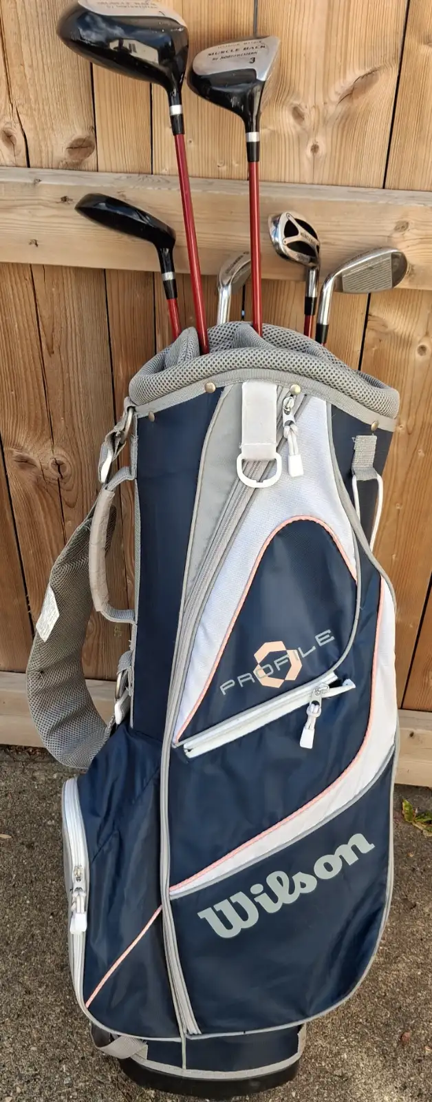 Women's Wilson golf bag and Northwestern clubs