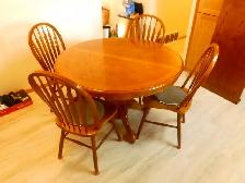 Oak Dining Table w/ 6 Chairs - Photo 3