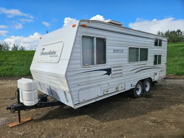 2001 Ruistler 23 Ft T/A Travel Trailer RT230