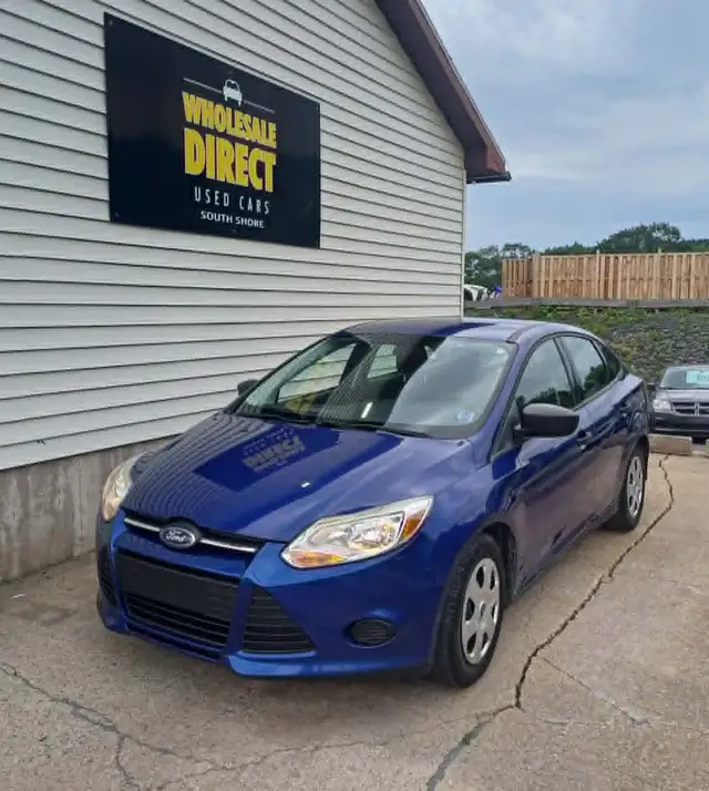 2012 Ford Focus SUPER-LOW KM MANUAL SHIFT