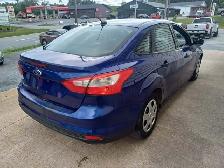 2012 Ford Focus SUPER-LOW KM MANUAL SHIFT - Photo 5