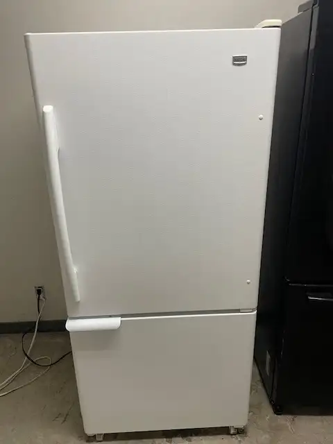 Réfrigérateur blanc 30'' congélateur en bas Maytag