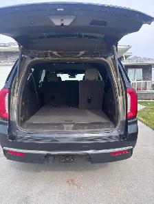 2023 Yukon XL Diesel w/ mait & warranty - Photo 6