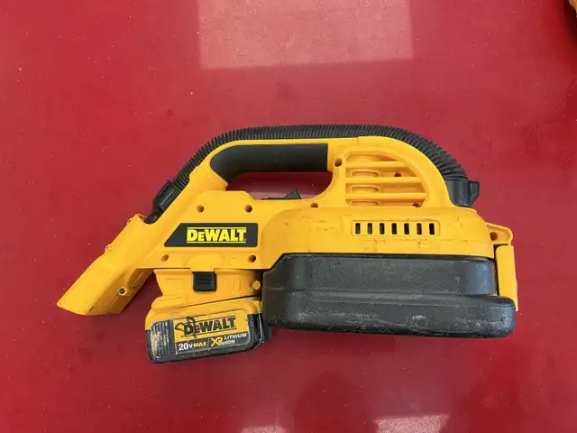 Aspirateur Dewalt avec une batterie