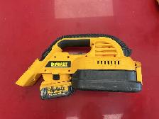 Aspirateur Dewalt avec une batterie