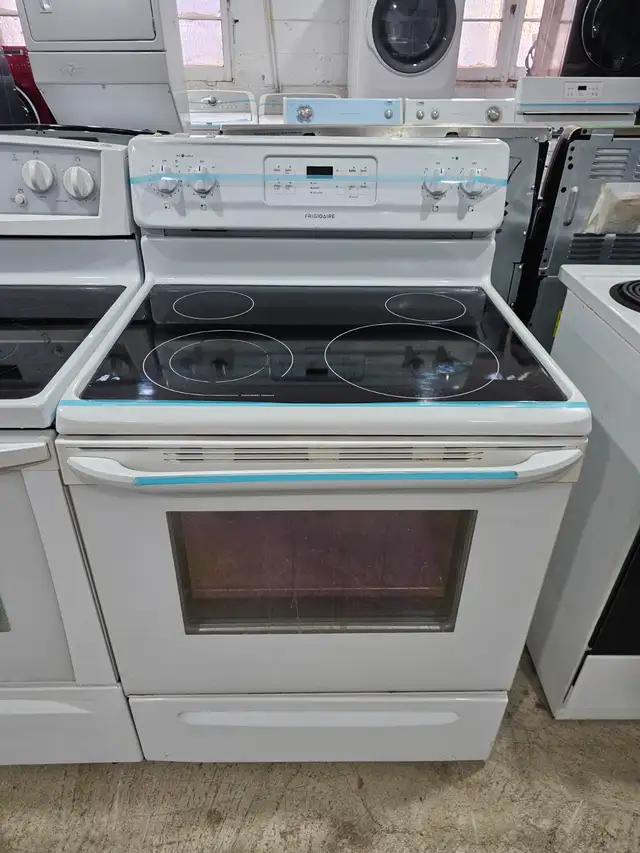 Frigidaire 30' White Freestanding Electric Ceramic Top Stove