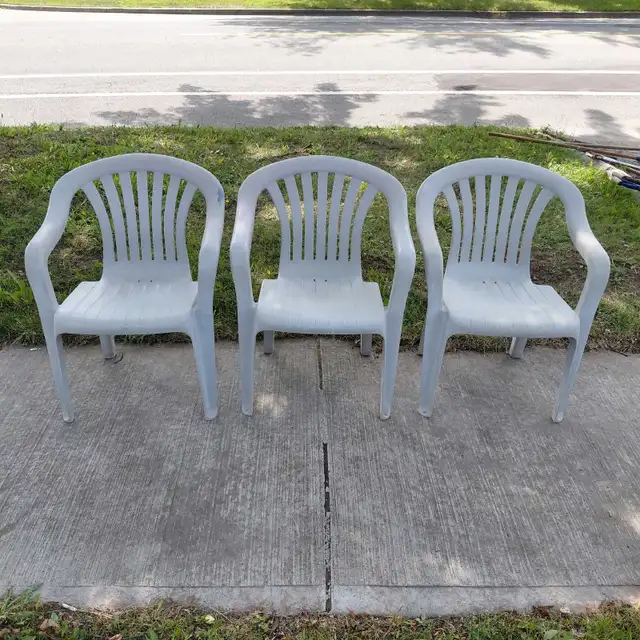 3 chaises de patio en PVC très solides