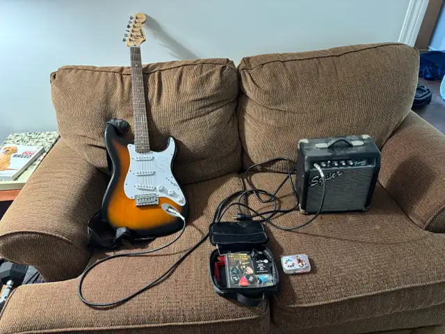 Squire Beginner Guitar   Amp