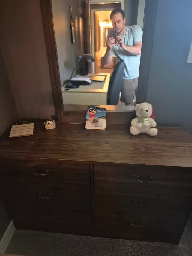 Dresser,  6 drawers with mirror