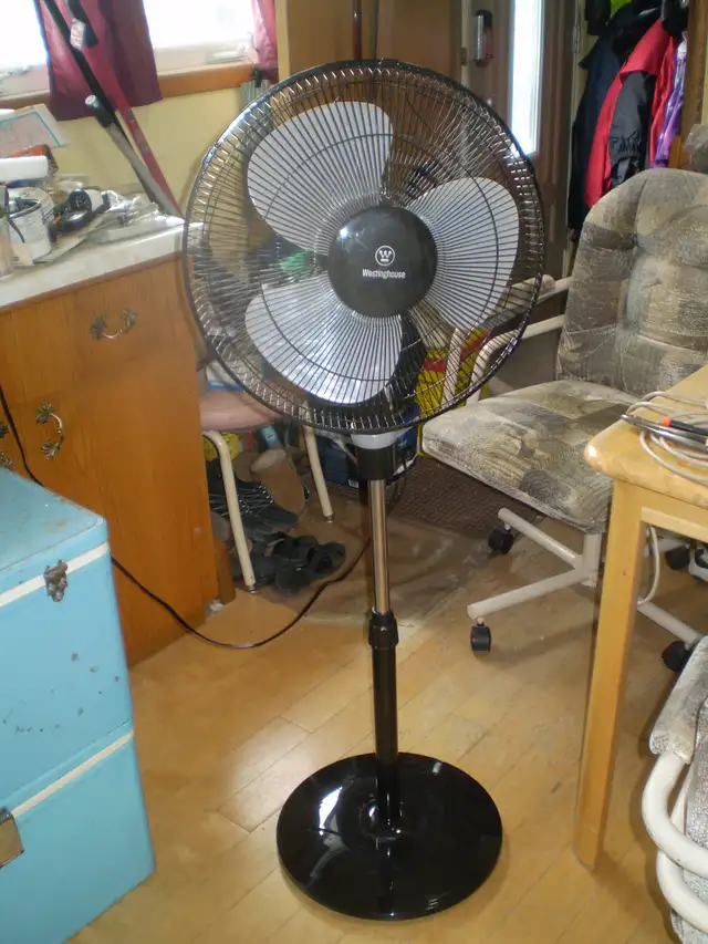 WESTINGHOUSE BLACK FLOOR FAN-SOLID BASE-3 SPEEDS-LIKE NEW$25
