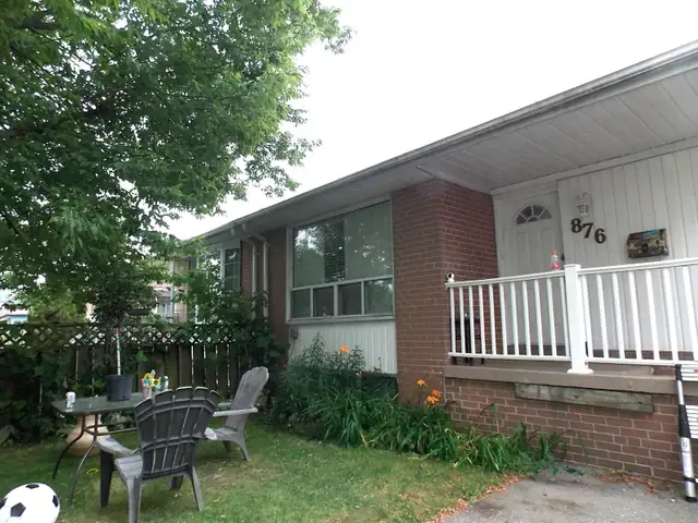 SPACIOUS 3BED. 1 BATH. 1 4-PC BATH. 2 PARKING . MAIN FLOOR