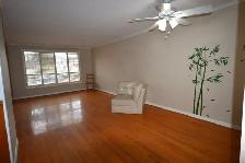 SPACIOUS 3BED. 1 BATH. 1 4-PC BATH. 2 PARKING . MAIN FLOOR - Photo 2