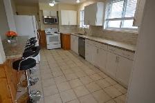 SPACIOUS 3BED. 1 BATH. 1 4-PC BATH. 2 PARKING . MAIN FLOOR - Photo 4