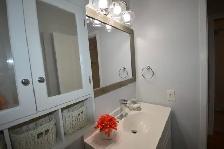 SPACIOUS 3BED. 1 BATH. 1 4-PC BATH. 2 PARKING . MAIN FLOOR - Photo 7