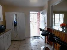 SPACIOUS 3BED. 1 BATH. 1 4-PC BATH. 2 PARKING . MAIN FLOOR - Photo 11