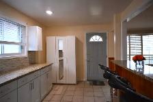 SPACIOUS 3BED. 1 BATH. 1 4-PC BATH. 2 PARKING . MAIN FLOOR - Photo 12