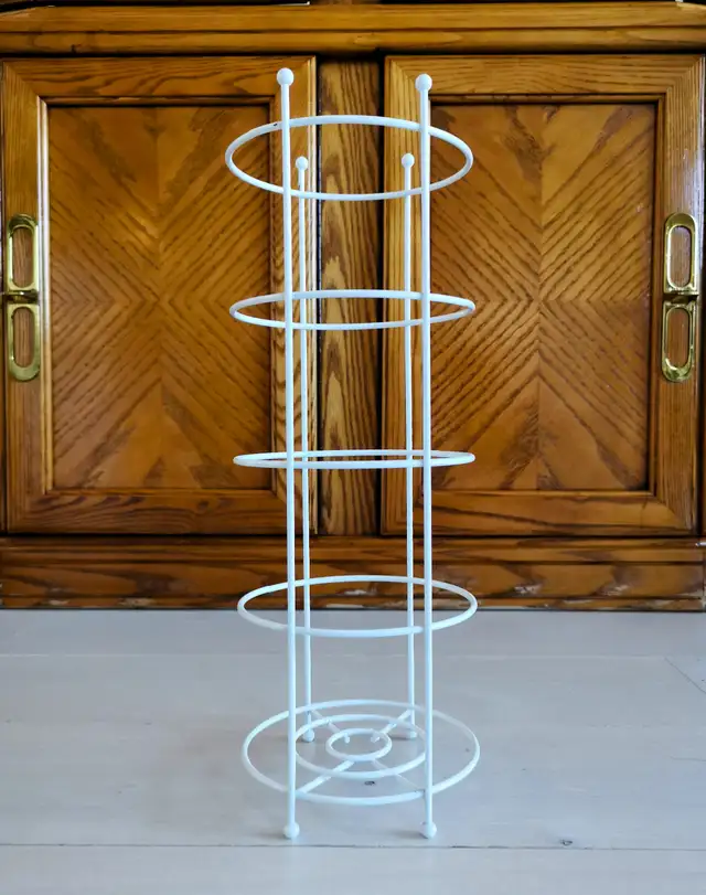 Toilet tissue roll storage holder