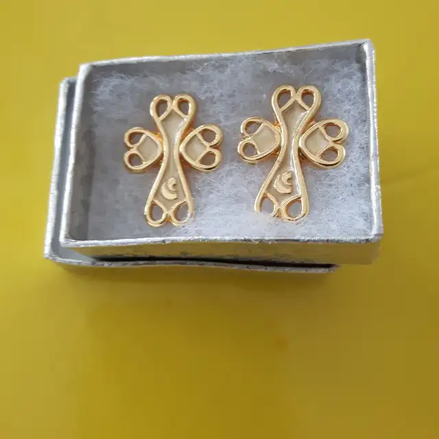 UNE PAIRE DE BOUCLES D'OREILLES GOLDS DANS SA BOITE CADEAU$15.00