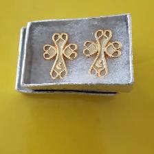 UNE PAIRE DE BOUCLES D'OREILLES GOLDS DANS SA BOITE CADEAU$15.00