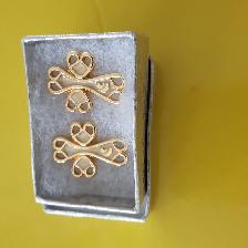 UNE PAIRE DE BOUCLES D'OREILLES GOLDS DANS SA BOITE CADEAU$15.00 - Photo 2